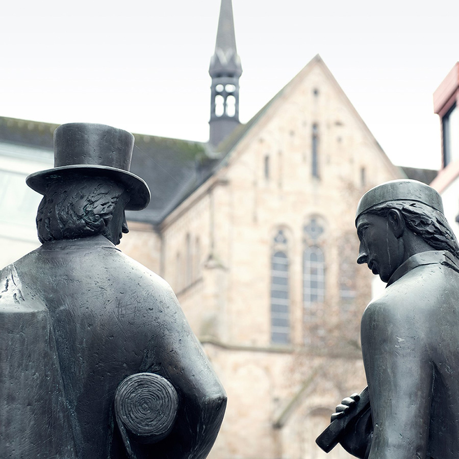 Statues Of Tüötten Travelling Traders